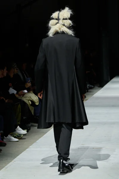 Look 100